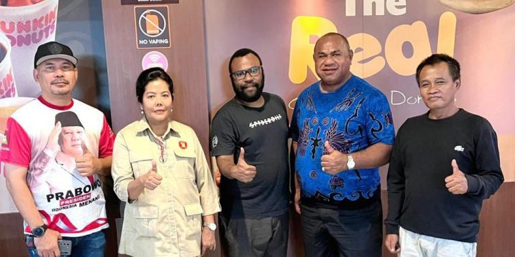 Viral Foto Plt Kadisdik Jayapura Bersama Ketua Parpol di Papua