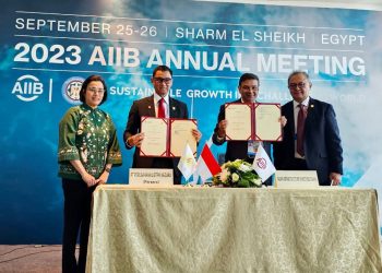 PLN Teken Kerja Sama Pendanaan Transisi Energi Bersama AIIB dan SMI di Mesir