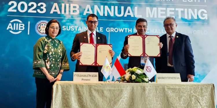 PLN Teken Kerja Sama Pendanaan Transisi Energi Bersama AIIB dan SMI di Mesir