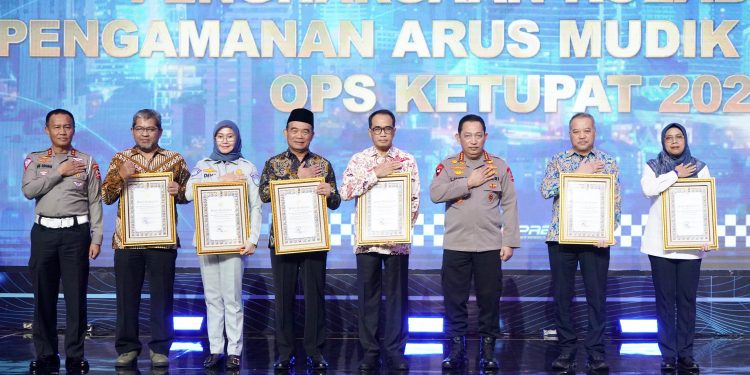 Kapolri Berikan Penghargaan kepada Jasa Raharja