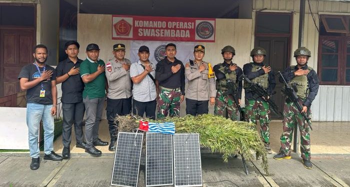 Kurang dari 24 Jam, TNI Serahkan Barang Bukti Aktivitas OPM ke Polisi