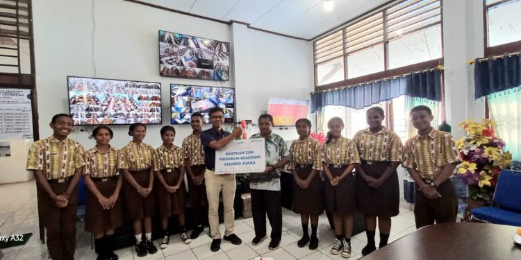 Salurkan Beasiswa, Pelindo Jayapura Motivasi Siswa Jadi SDM Unggul