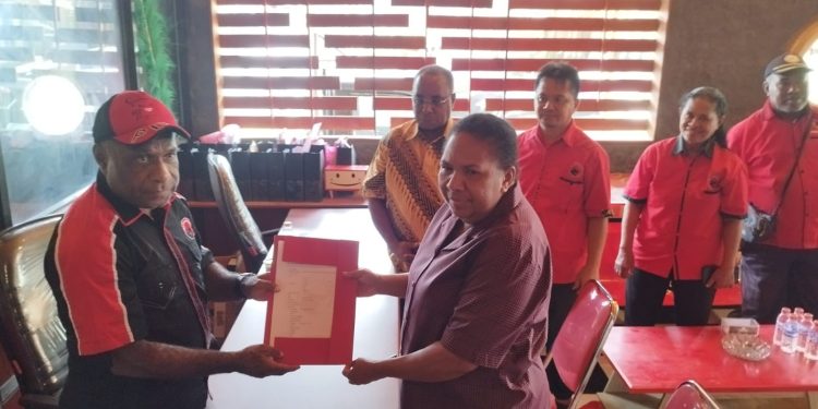 Daftar Bacabup Jayapura, Hana Hikoyabi Ambil Formulir Pendaftaran ke PDIP
