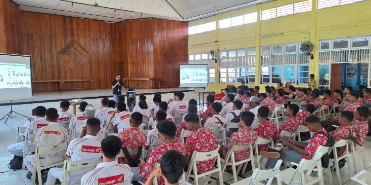 Puluhan Siswa SMK Negeri 3 Jayapura Antusias Ikuti Sosialisasi Motor Listrik EM 1 Honda