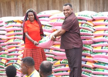 Hengki Bayage Salurkan Bantuan Bahan Pangan untuk Pengungsi di 9 Distrik di Yahukimo