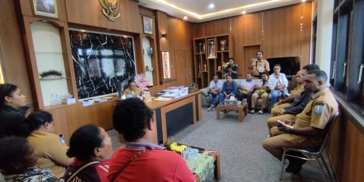 Puluhan Honorer Kabupaten Jayapura Pertanyakan Nasib