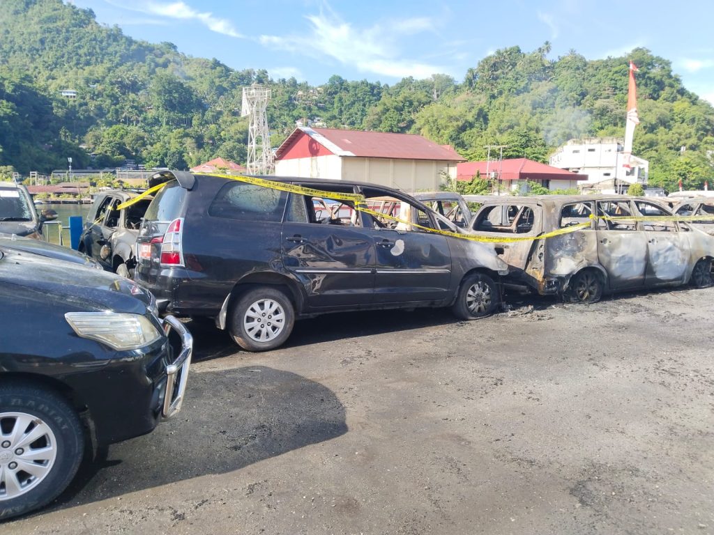 12 unit mobil di halaman Kantor DPR Papua pada Rabu (23/8/2023) dini hari. (Foto : Istimewa)