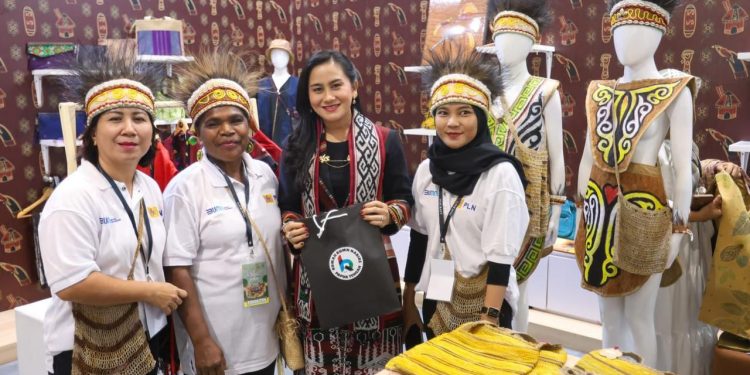 29 UMKM Binaan PLN Eksis di INACRAFT Diapresiasi Istri Menkop dan UKM