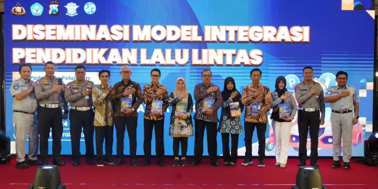 Jasa Raharja dan Korlantas Polri Bagikan Buku Diklantas kepada Tenaga Pengajar   