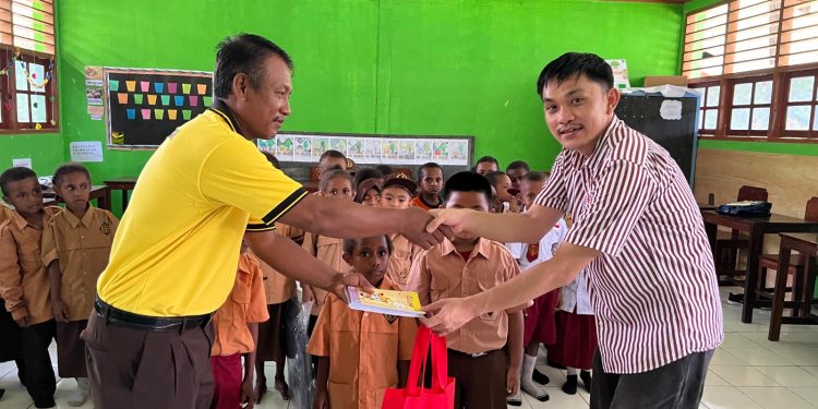 Astra Motor Papua Berbagi Peralatan Sekolah 