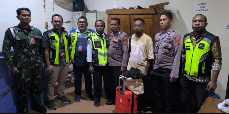 Petugas Avsec Bandara Sentani Jayapura Amankan Penumpang Pembawa Ganja