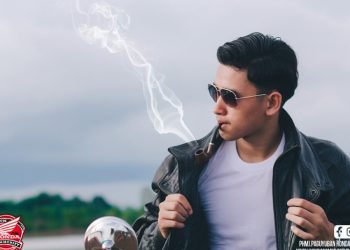 Utamakan Keselamatan, Masyarakat Diajak Tak Merokok saat Mengendarai Motor