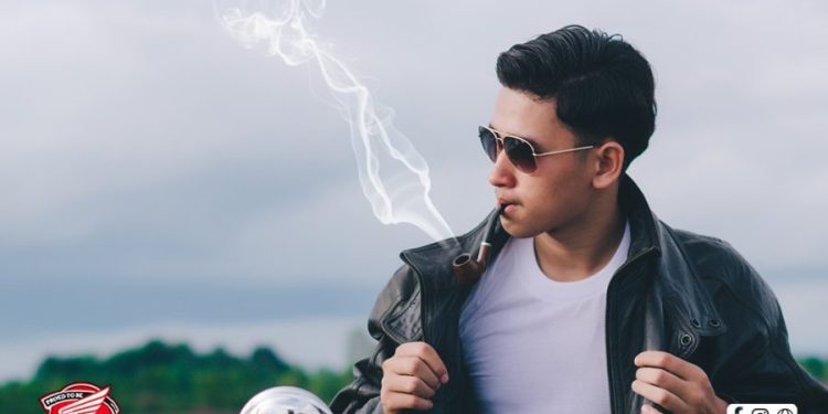 Utamakan Keselamatan, Masyarakat Diajak Tak Merokok saat Mengendarai Motor