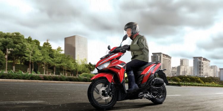 6 Tips Berkendara Aman saat Hujan