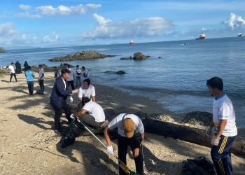 Kolaborasi PLN, Pelindo dan Polres Air Sorong Lakukan Aksi Bersih Pantai Halte Doom