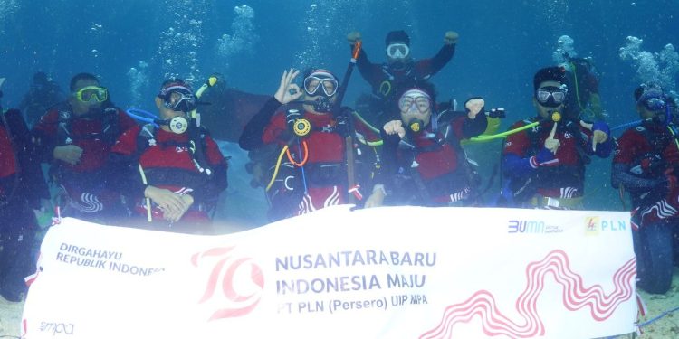 PLN UIP MPA Rayakan Kemerdekaan RI ke-79 di Bawah Laut Jayapura