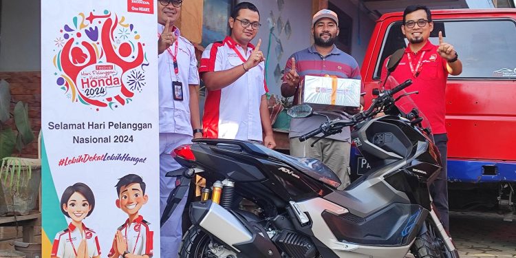 Manajemen Astra Motor Papua Turun Langsung Menyapa Konsumen di Harpelnas 2024