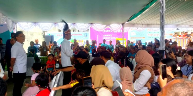 Tinjau Pelaksanaan PIN Polio di Jayapura, Jokowi : Kita Harus Mawas Diri