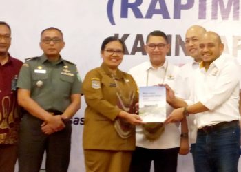 Kadin Serahkan Buku Peta Jalan Indonesia Emas 2045 ke Pemerintah Papua