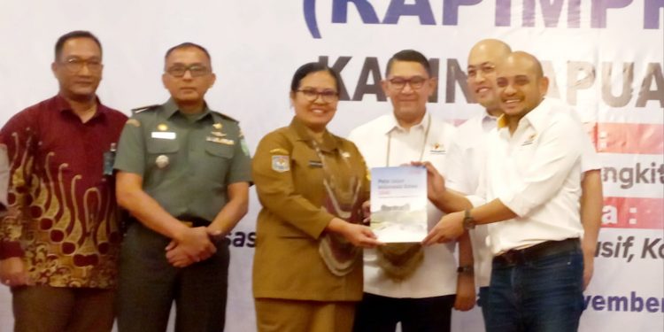 Kadin Serahkan Buku Peta Jalan Indonesia Emas 2045 ke Pemerintah Papua