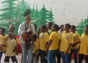 Berada di Papua, Kaesang Blusukan Hingga Main Bola Bareng Persipura All Star