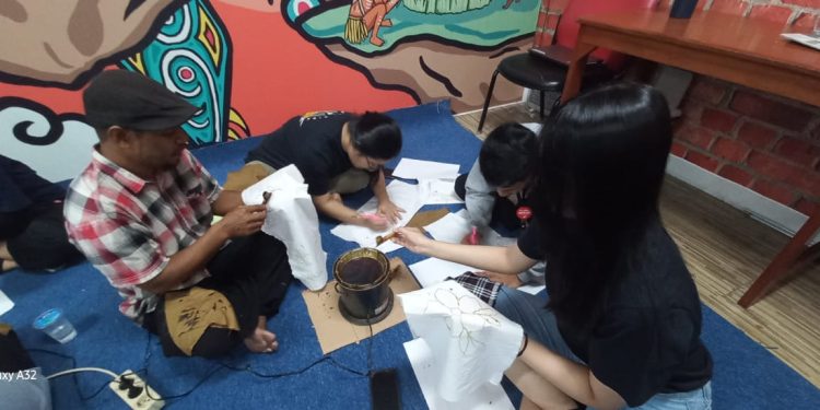 Cara Unik Astra Motor Papua Peringati Hari Batik Nasional