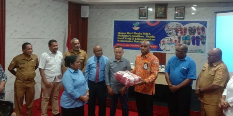 Hanya Dilatih 12 Hari, Mama-mama Papua Produksi Sandal Hotel Berkualitas