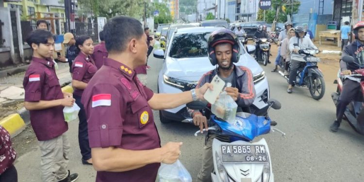 Jaga Silaturahmi, Imigrasi Jayapura Berbagi Takjil