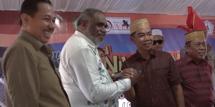 Warga Gowa – Takalar Beri Gelar Kehormatan Daeng Bombong kepada Abisai Rollo