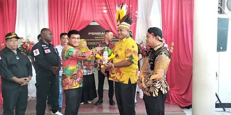 Hari Kedua, Bakal Paslon Ted-Pardi Daftarkan Diri ke KPU Jayapura