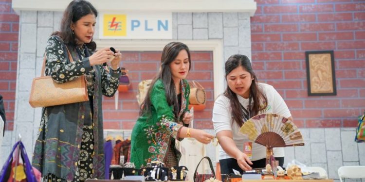 Booth UMK Binaan PLN Tawarkan Berbagai Produk Khas Daerah di Inacraft 2024