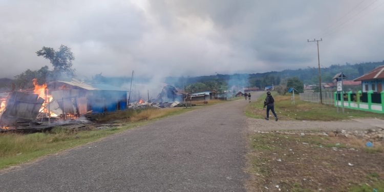 Aksi Brutal KST di Pegunungan Bintang, Bakar Pasar Hingga Tembaki 2 Warga Sipil