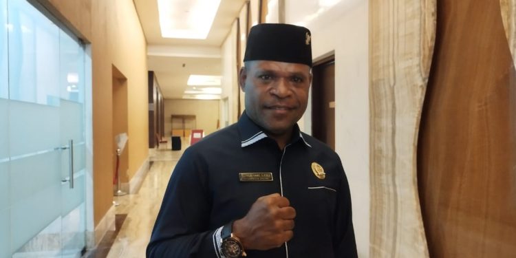 Respon Klemens Hamo usai Diberhentikan dari Ketua DPRD Kabupaten Jayapura