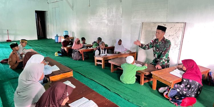 Jadi Guru Ngaji, Wujud Kedekatan TNI dan Masyarakat Pegunungan Bintang