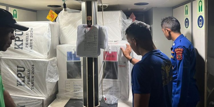 Pendistribusian Logistik Pemilu ke Pulau Numfor Papua Dikawal Aparat Keamanan