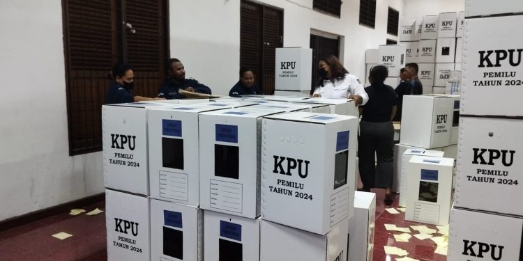 KPU Jayapura Libatkan 100 Warga Lipat dan Sortir Surat Suara Pemilu 2024
