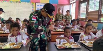 Bahagianya Siswa di Boven Digoel Bisa Makan Siang yang Enak dan Bergizi
