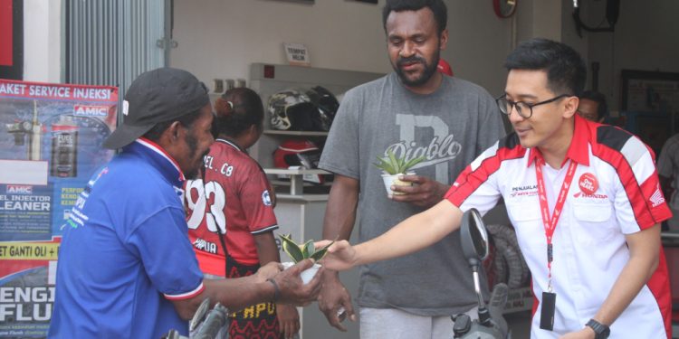 Astra Motor Papua Beri Promo dan Berbagi Tanaman di Harpelnas 2023