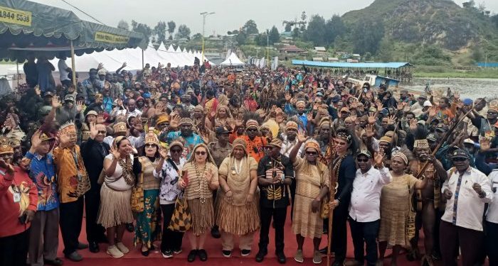 Masyarakat Memadati Lokasi Festival Danau Paniai
