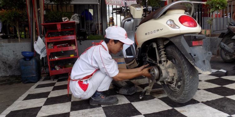 Tips Merawat Sepeda Motor Saat Hujan  versi Astra Motor Papua