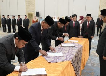 Lantik 12 Pejabat, Menag Ingatkan Jajaran Patuhi Aturan