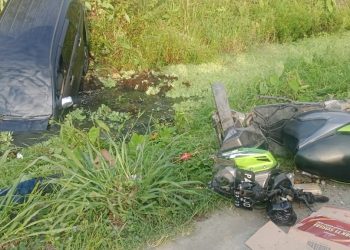 Mobil Masuk Parit Usai Tabrak Motor di Sentani