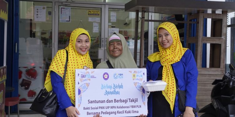 Maknai Terang Ramadhan, YBM PLN dan PIKK Salurkan Santunan