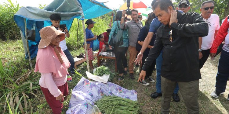 Dikunjungi Pj Gubernur Papua, Pedagang di Arso 9 Curhat soal Harga Jual Komoditi Murah