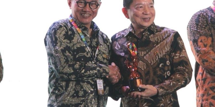 Melalui Program Electrifying Agriculture, PLN Raih Indonesia’s SDGs Award 2023 dari Bappenas