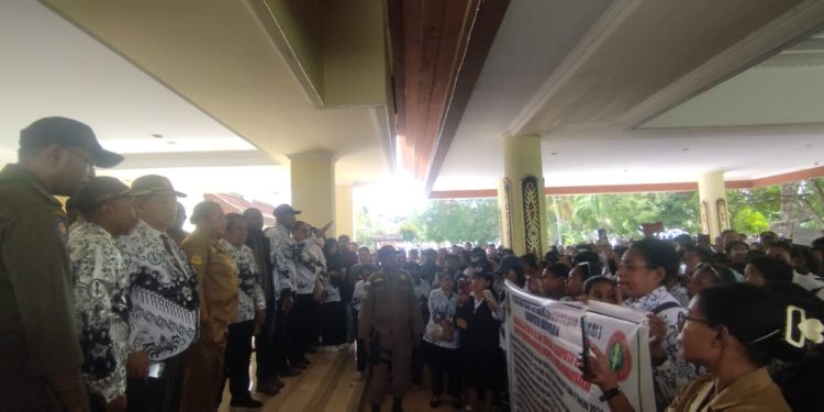 Tunjangan Tak Kunjung Cair, Ratusan Guru di Jayapura Kembali Demo