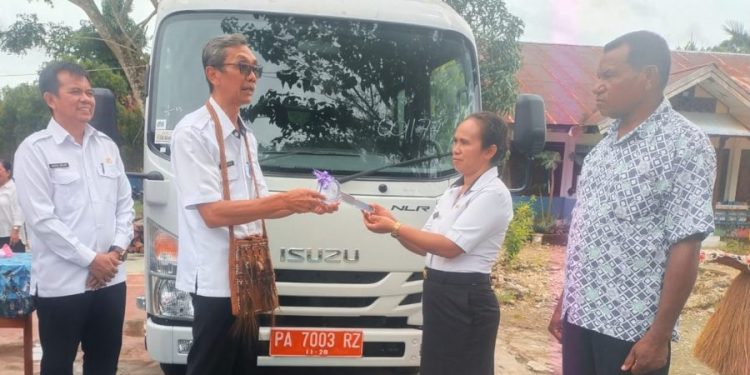 Pemkot Jayapura Berikan Bantuan 1 Unit Bus Sekolah