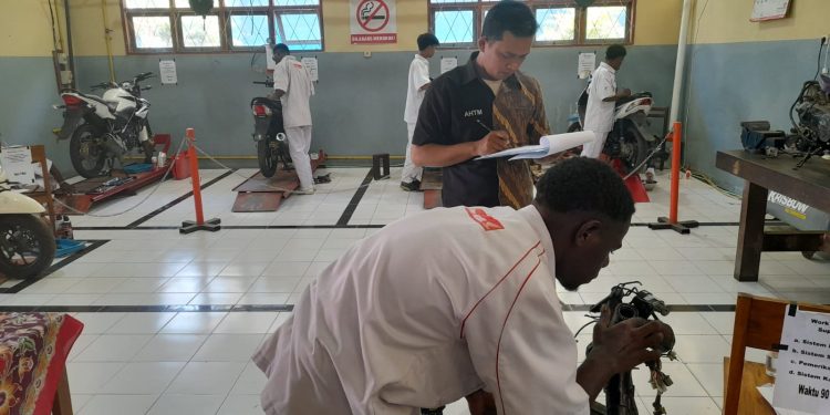 Laksanakan UKK di SMK Negeri 1 Sentani, Astra Motor Papua Ukur Kemampuan Siswa