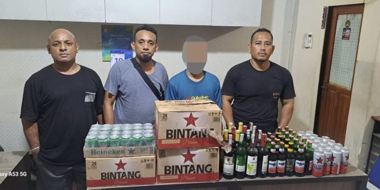 Polisi Tangkap Penjual dan Barang Bukti Ratusan Botol Berisi Miras di Jayapura