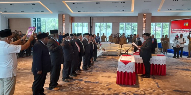 Lantik 8 Anggota MRP, Ini Pesan Wamendagri